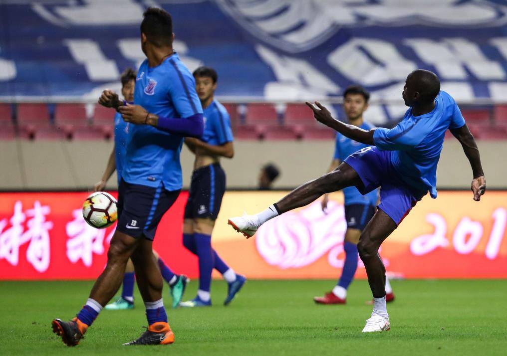 双无缘冠军, 教练斯卢茨, 化入籍